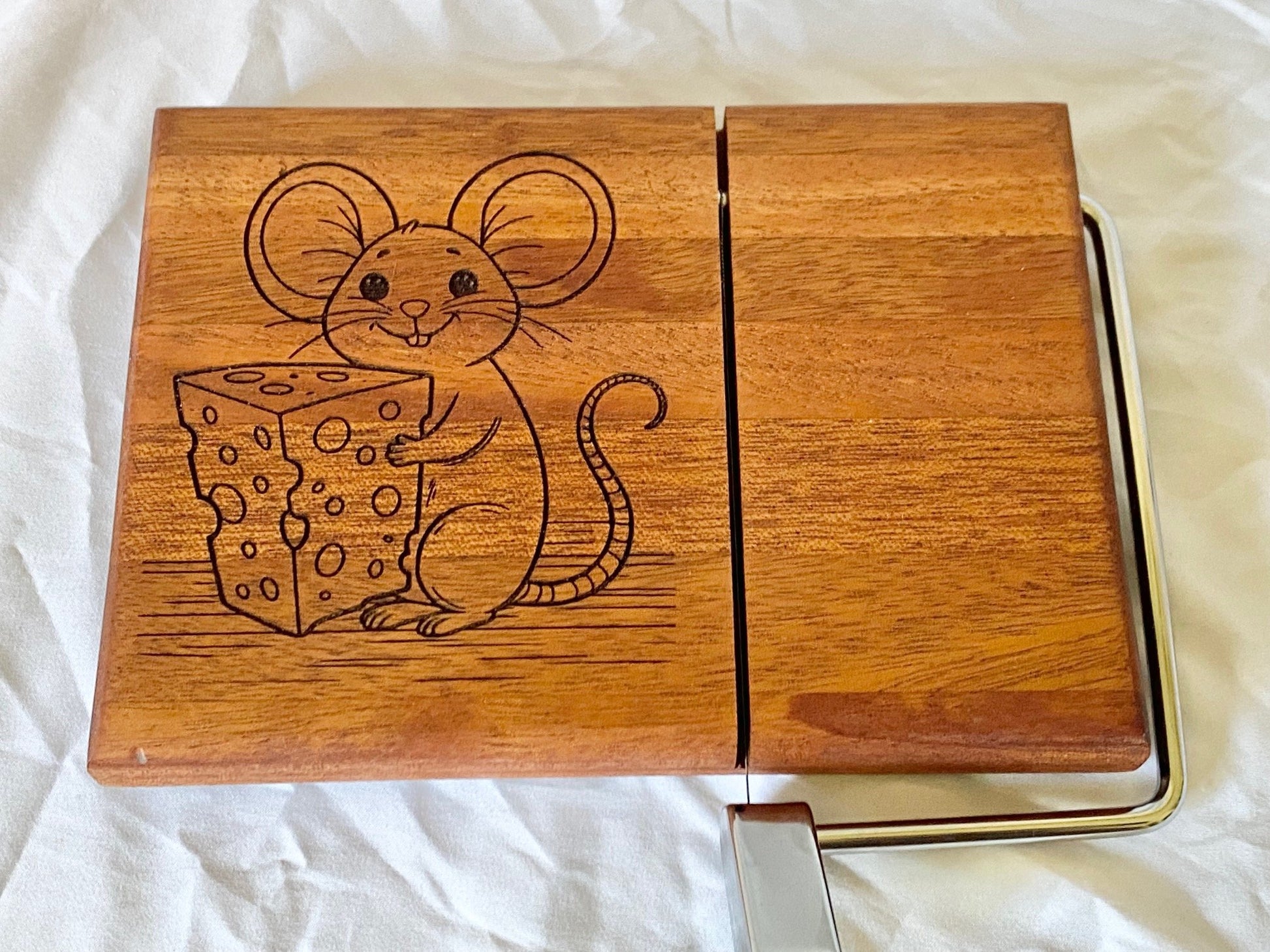 Little mouse eating cheese cheese slicer - 1