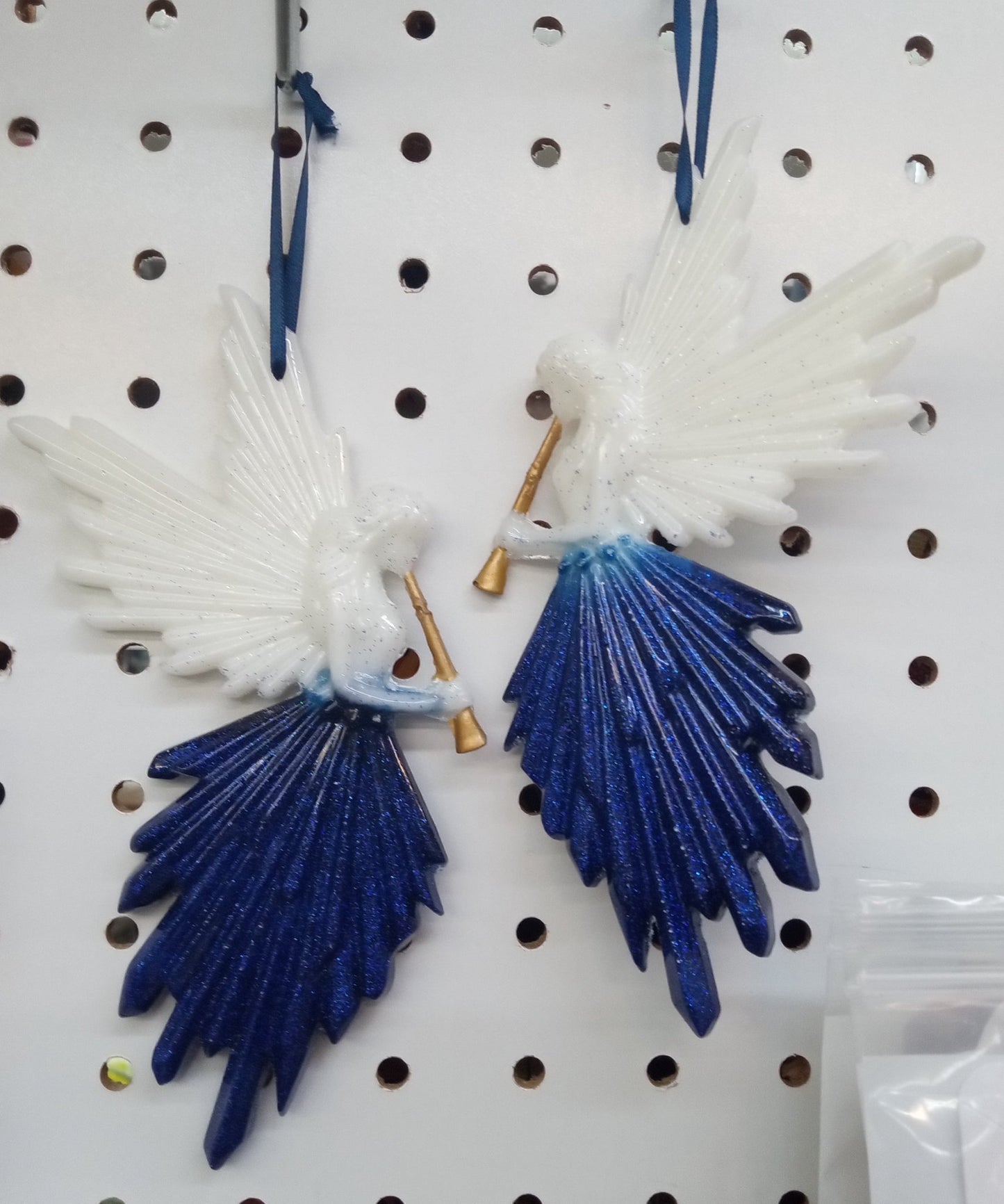 resin dk blue & white Trumpeting angels set - 1