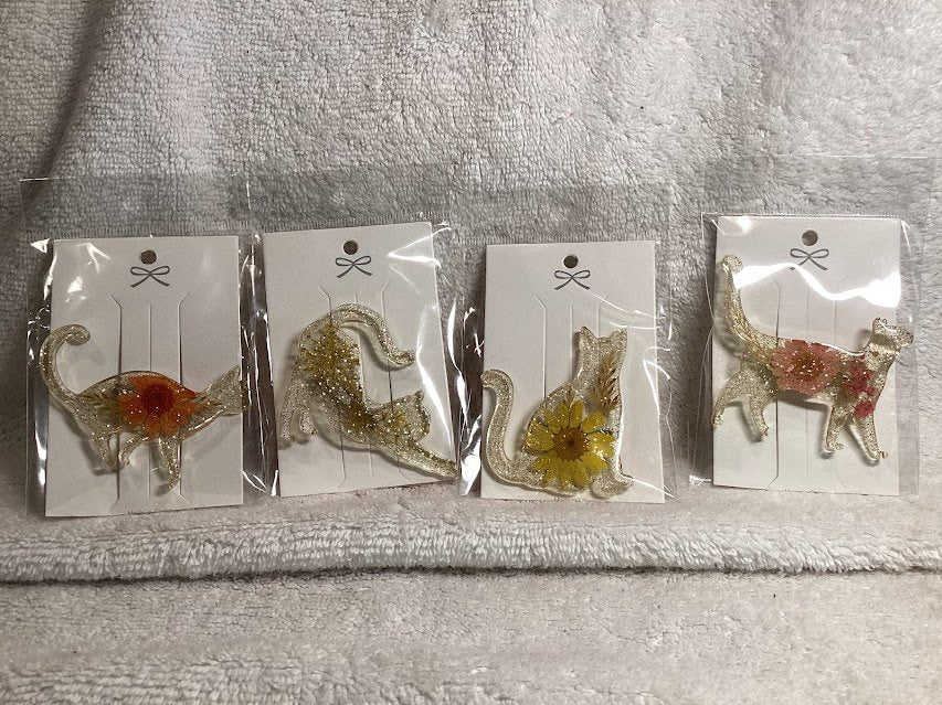 Resin Dried Flower Cat Pins - 1