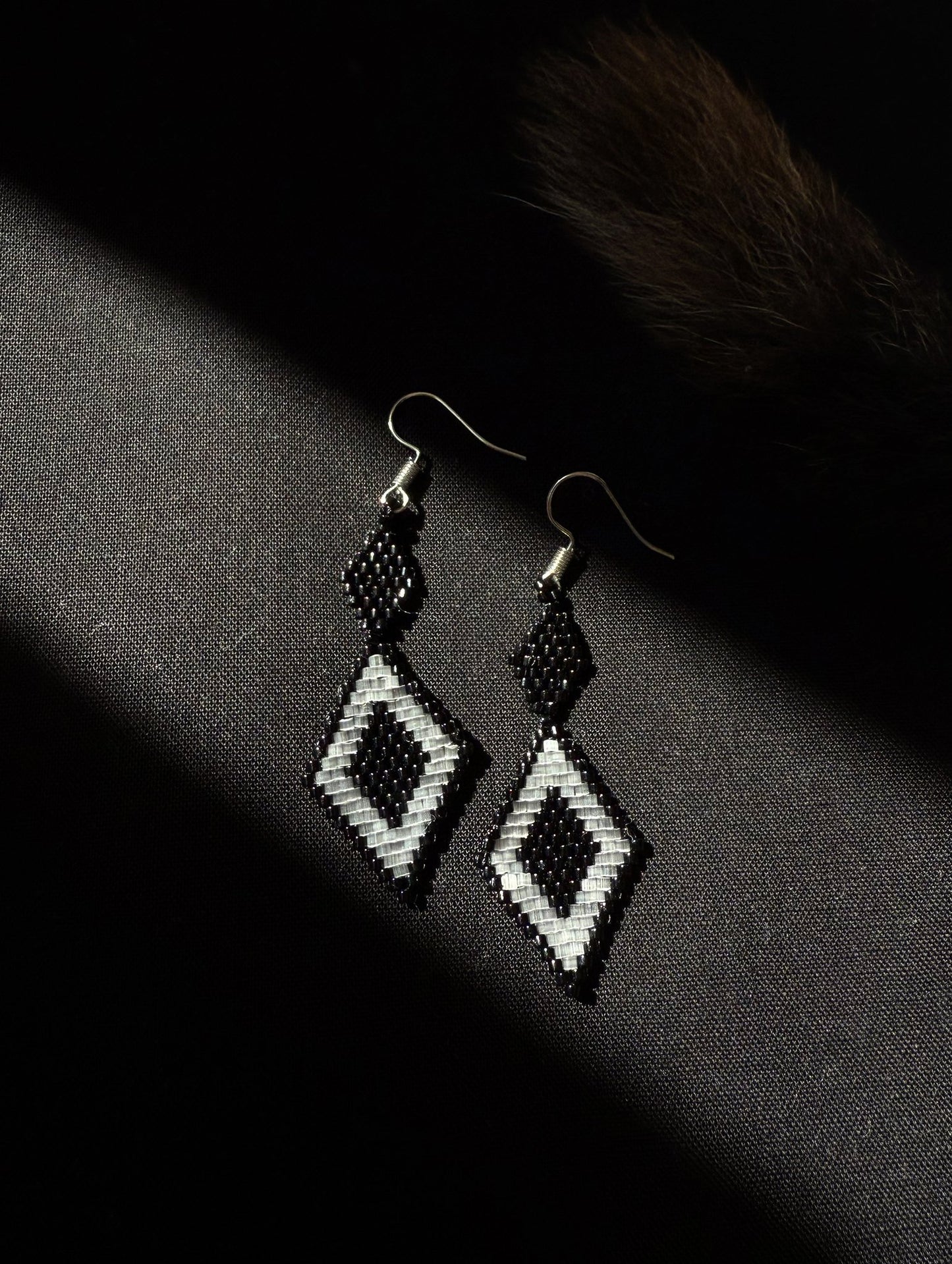 Geometric beaded earrings Black and White - 1