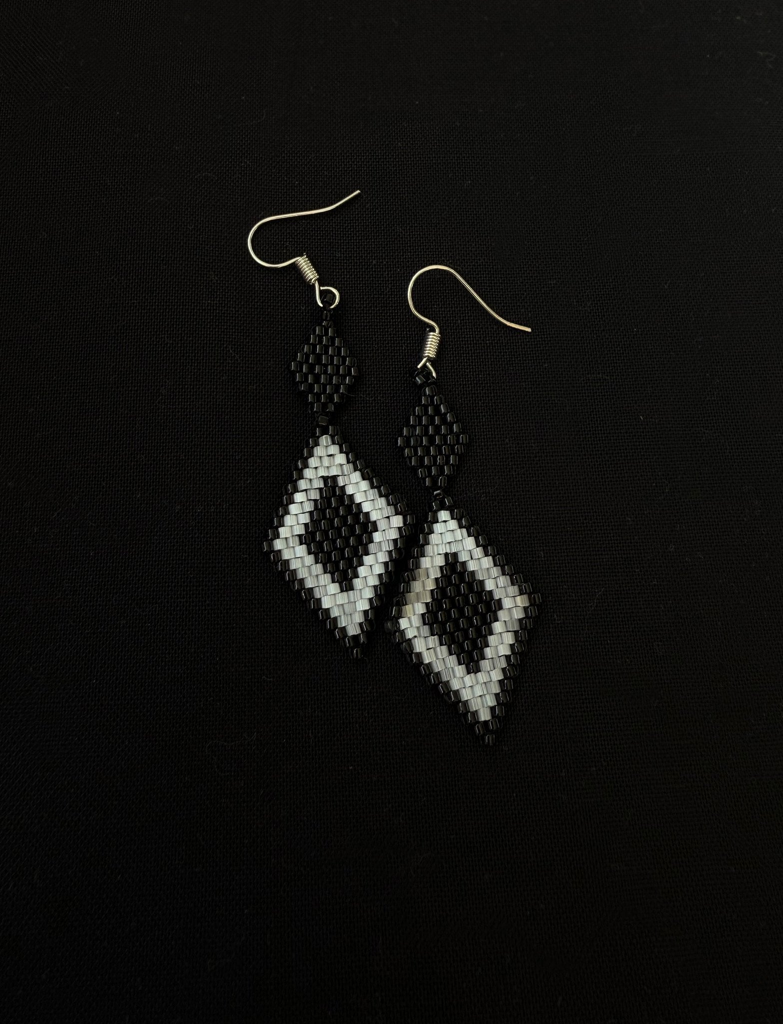 Geometric beaded earrings Black and White - 2